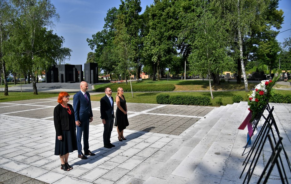 POLAGANJE VIJENACA U POVODU DANA ANTIFAŠISTIČKE BORBE